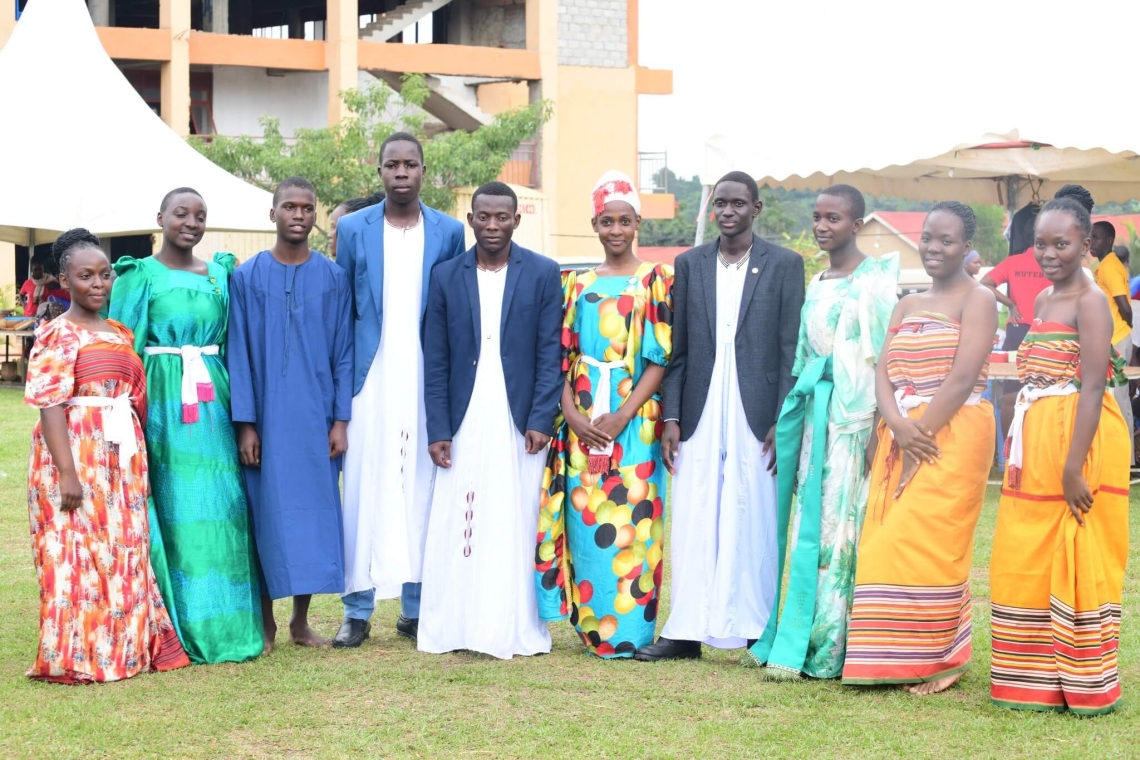 Abayizi ba Muzza High School nga bambadde ebyambalo by’obuwangwa ku mukolo gw’okwolesa ennono